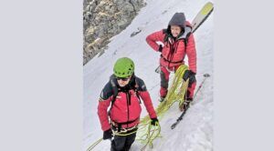 Doi salvatori montani din Mureș, la un exercițiu de salvare pe timp de iarnă