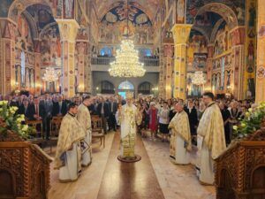 FOTO: Sfânta Liturghie oficiată de ÎPS Irineu la Biserica ”Învierea Domnului” din Târgu Mureș
