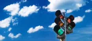 Apar semafoarele cu patru culori: roșu, galben, verde și alb